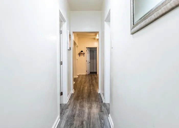8 Beds Home With 4 Car Parking Space - Near Dtlb