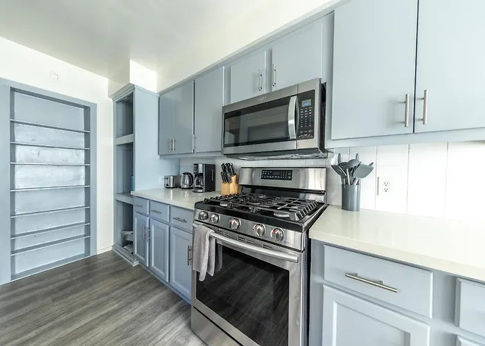 8 Beds Home With 4 Car Parking Space - Near Dtlb