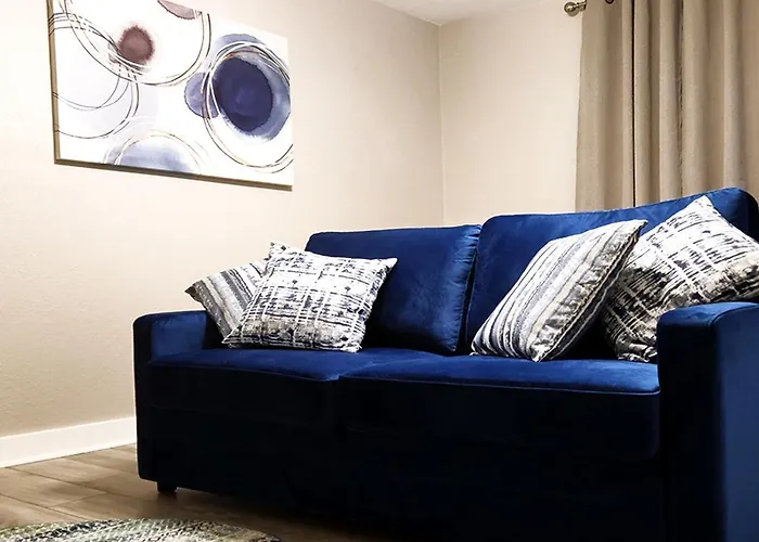 Beautiful Guesthouse, Sleeps 4 - Kitchen, Private Laundry, Ac, Parking, 65' Tv, Close To Stores, Restaurants & Beach